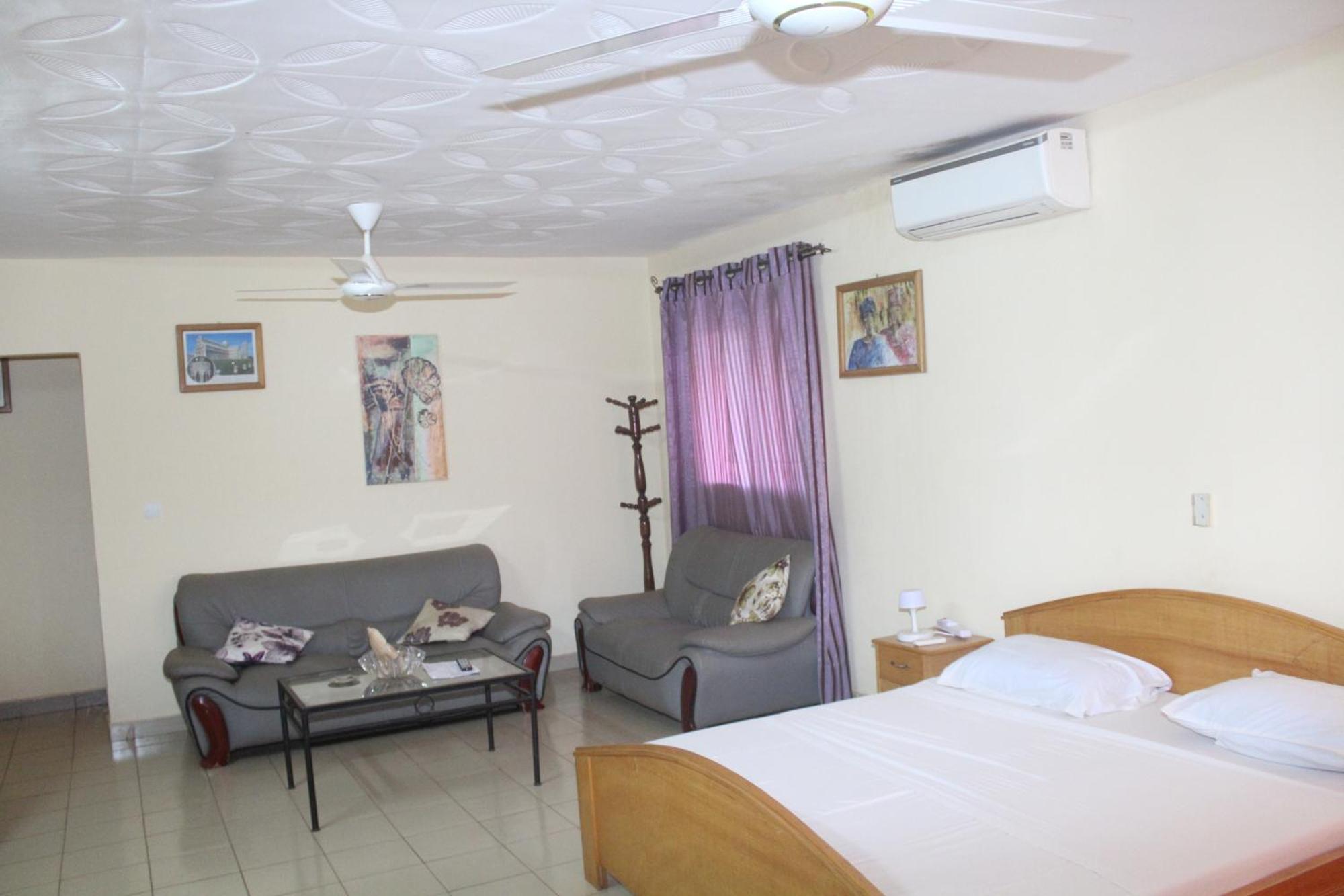 Residence Diane Уагадугу Екстериор снимка